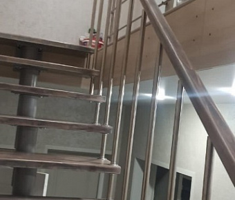 Модульная лестница Комфорт с поворотом на 180 градусов + балюстрада по второму этажу